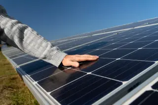 Technicien touchant un panneau solaire pour assurer un entretien optimal à Poitiers.