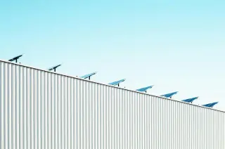 Installation de panneaux solaires propres pour une meilleure production d'énergie