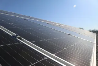 Panneau solaire propre maximisant la production d'énergie solaire