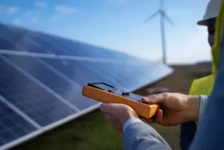 Équipe NPS86 vérifiant la production d'énergie de panneaux solaires après nettoyage complet