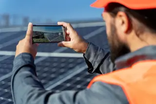 Nettoyeur consultant pour devis de nettoyage de panneaux solaires à Poitiers